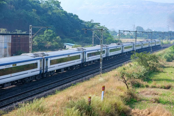 Pune, Hindistan - 3 Aralık 2023: Pune Hindistan yakınlarındaki Solapur Vande Bharat Ekspresi.