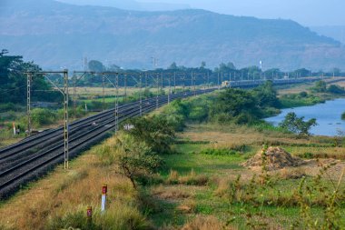 Pune, Hindistan - 03 Aralık 2023: Pune Hindistan yakınlarındaki kırsal bir banliyö banliyö treninde.