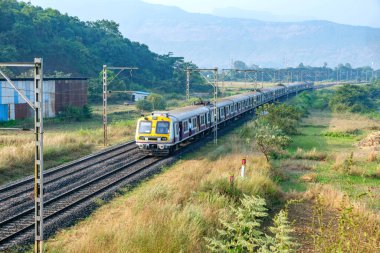 Pune, Hindistan - 03 Aralık 2023: Pune Hindistan yakınlarındaki kırsal bir banliyö banliyö treninde.