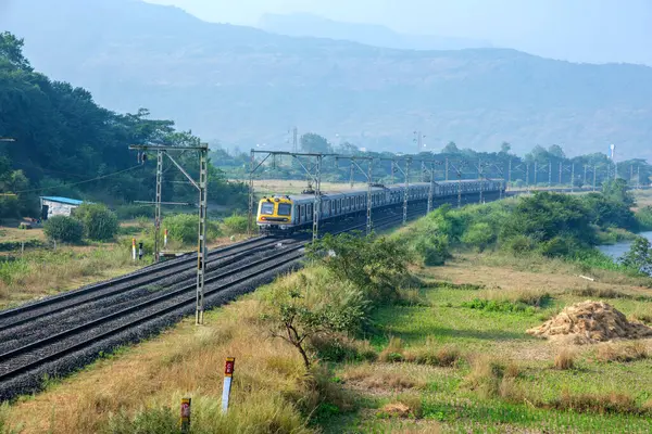 Pune, Hindistan - 03 Aralık 2023: Pune Hindistan yakınlarındaki kırsal bir banliyö banliyö treninde.