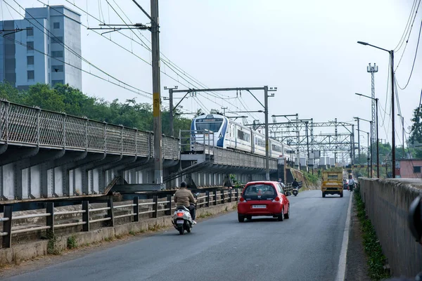 Pune, Hindistan - 02 Aralık 2023: Pune Hindistan 'da Solapur Vande Bharat Ekspresi.