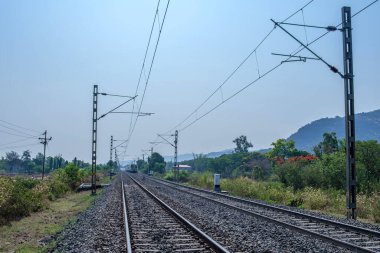 Pune, Hindistan - 19 Mayıs 2024: Pune Hindistan yakınlarındaki kırsal bir banliyö banliyö treninde.