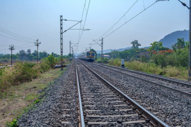 Pune, Hindistan - 19 Mayıs 2024: Pune Hindistan yakınlarındaki kırsal bir banliyö banliyö treninde.