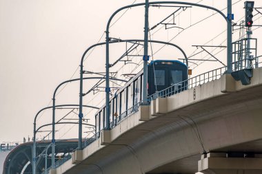 Pune, Hindistan - 26 Mayıs 2024: Pune metrosu Pune Hindistan 'da rayların yüksek bir bölümünde.