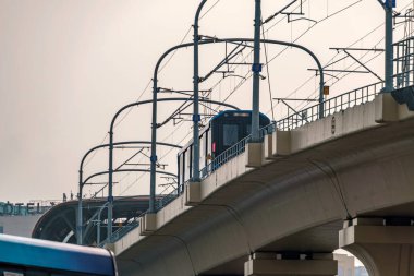 Pune, Hindistan - 26 Mayıs 2024: Pune metrosu Pune Hindistan 'da rayların yüksek bir bölümünde.