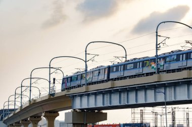 Pune, Hindistan - 26 Mayıs 2024: Pune metrosu Pune Hindistan 'da rayların yüksek bir bölümünde.