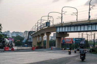 Pune, Hindistan - 26 Mayıs 2024: Pune metrosu Pune Hindistan 'da rayların yüksek bir bölümünde.