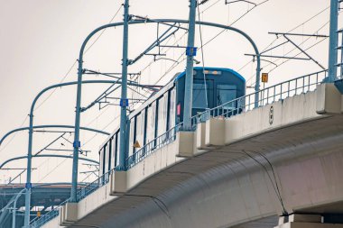 Pune, Hindistan - 26 Mayıs 2024: Pune metrosu Pune Hindistan 'da rayların yüksek bir bölümünde.