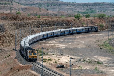 Pune, Hindistan - Haziran 01 2024: Pune Hindistan yakınlarındaki kırsal bir banliyö banliyö banliyö treni.