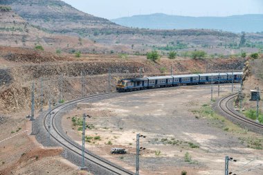 Pune, Hindistan - Haziran 01 2024: Pune Hindistan yakınlarındaki kırsal bir banliyö banliyö banliyö treni.