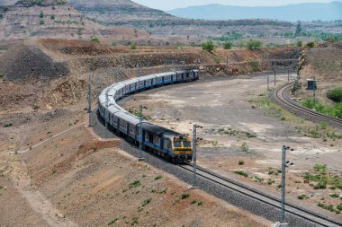 Pune, Hindistan - Haziran 01 2024: Pune Hindistan yakınlarındaki kırsal bir banliyö banliyö banliyö treni.