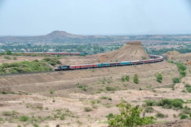 Pune, Hindistan - Haziran 01 2024: WDP4D dizel lokomotif Pune Hindistan yakınlarındaki bir yolcu trenini taşıyor.