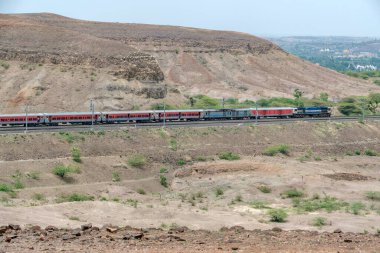 Pune, Hindistan - Haziran 01 2024: WDP4D dizel lokomotif Pune Hindistan yakınlarındaki bir yolcu trenini taşıyor.