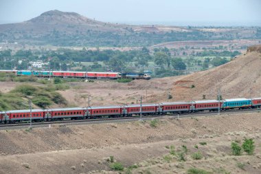 Pune, Hindistan - Haziran 01 2024: WDP4D dizel lokomotif Pune Hindistan yakınlarındaki bir yolcu trenini taşıyor.