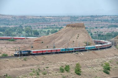 Pune, Hindistan - Haziran 01 2024: WDP4D dizel lokomotif Pune Hindistan yakınlarındaki bir yolcu trenini taşıyor.