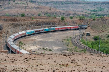 Pune, Hindistan - Haziran 01 2024: WDP4D dizel lokomotif Pune Hindistan yakınlarındaki bir yolcu trenini taşıyor.