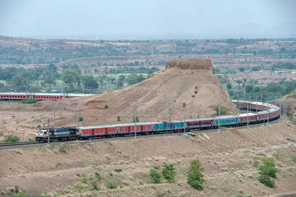 Pune, Hindistan - Haziran 01 2024: WDP4D dizel lokomotif Pune Hindistan yakınlarındaki bir yolcu trenini taşıyor.