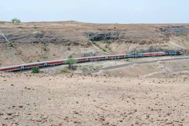 Pune, Hindistan - Haziran 01 2024: WDP4D dizel lokomotif Pune Hindistan yakınlarındaki bir yolcu trenini taşıyor.