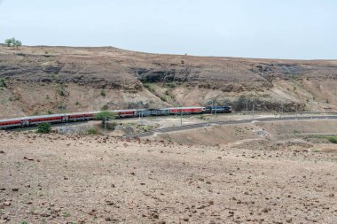 Pune, Hindistan - Haziran 01 2024: WDP4D dizel lokomotif Pune Hindistan yakınlarındaki bir yolcu trenini taşıyor.