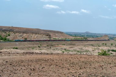 Pune, Hindistan - Haziran 01 2024: WDP4D dizel lokomotif Pune Hindistan yakınlarındaki bir yolcu trenini taşıyor.