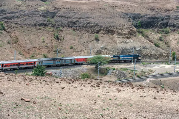 Pune, Hindistan - Haziran 01 2024: WDP4D dizel lokomotif Pune Hindistan yakınlarındaki bir yolcu trenini taşıyor.