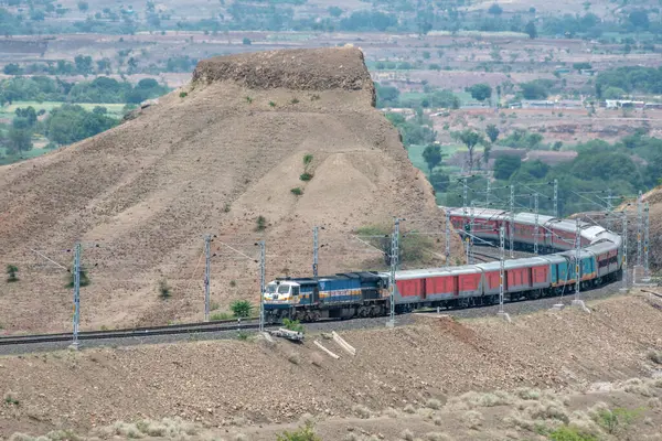 Pune, Hindistan - Haziran 01 2024: WDP4D dizel lokomotif Pune Hindistan yakınlarındaki bir yolcu trenini taşıyor.