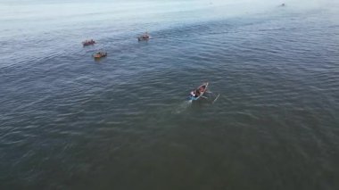 Dapoli 'deki Ladghar sahiline demir atmış balıkçı tekneleri. Hindistan' ın batı kıyısındaki Pune 'a 200 km uzaklıkta..