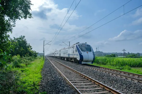 Pune, Hindistan - 23 Haziran 2024: Vande Bharat Ekspresi Pune Hindistan yakınlarındaki muson sezonunda Mumbai 'ye doğru yol alıyor. Muson Haziran 'dan Eylül' e kadar Hindistan 'da yıllık yağmur mevsimidir..