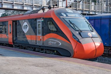 Satara, Hindistan - Şubat 01 2025: Satara Hindistan 'da Saffron renkli Vande Bharat Ekspresi. Bu Pune ve Kolhapur arasında üç haftalık bir tren ve ayrıca Pune ve Hubballi arasında üç haftalık bir tren..