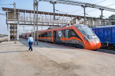 Satara, Hindistan - Şubat 01 2025: Satara Hindistan 'da Saffron renkli Vande Bharat Ekspresi. Bu Pune ve Kolhapur arasında üç haftalık bir tren ve ayrıca Pune ve Hubballi arasında üç haftalık bir tren..