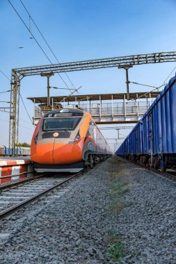 Satara, Hindistan - Şubat 01 2025: Satara Hindistan 'da Saffron renkli Vande Bharat Ekspresi. Bu Pune ve Kolhapur arasında üç haftalık bir tren ve ayrıca Pune ve Hubballi arasında üç haftalık bir tren..