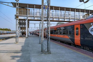 Satara, Hindistan - Şubat 01 2025: Satara Hindistan 'da Saffron renkli Vande Bharat Ekspresi. Bu Pune ve Kolhapur arasında üç haftalık bir tren ve ayrıca Pune ve Hubballi arasında üç haftalık bir tren..