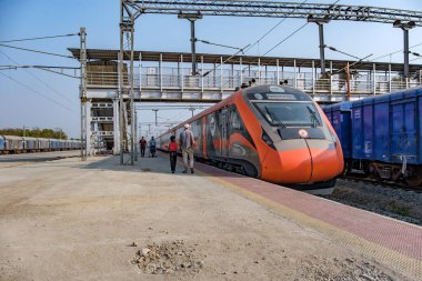 Satara, Hindistan - Şubat 01 2025: Satara Hindistan 'da Saffron renkli Vande Bharat Ekspresi. Bu Pune ve Kolhapur arasında üç haftalık bir tren ve ayrıca Pune ve Hubballi arasında üç haftalık bir tren..