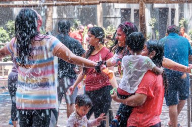 Pune, Hindistan - 25 Mart 2024: İnsanlar Pune Hindistan 'da Holi' yi renklerle ve bayram ruhuyla kutluyor.