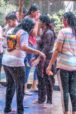 Pune, Hindistan - 25 Mart 2024: İnsanlar Pune Hindistan 'da Holi' yi renklerle ve bayram ruhuyla kutluyor.