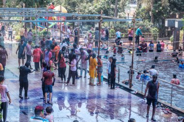 Pune, Hindistan - 25 Mart 2024: İnsanlar Pune Hindistan 'da Holi' yi renklerle ve bayram ruhuyla kutluyor.