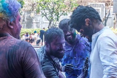 Pune, Hindistan - 25 Mart 2024: İnsanlar Pune Hindistan 'da Holi' yi renklerle ve bayram ruhuyla kutluyor.