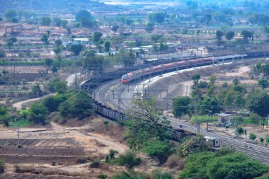 Pune, Hindistan - 01 Mart 2025: Safran renkli Vande Bharat Ekspresi Pune Hindistan yakınlarında. Bu Pune ve Kolhapur arasında üç haftalık bir tren ve ayrıca Pune ve Hubballi arasında üç haftalık bir tren..