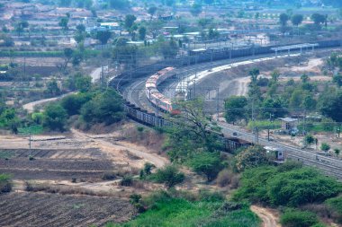 Pune, Hindistan - 01 Mart 2025: Safran renkli Vande Bharat Ekspresi Pune Hindistan yakınlarında. Bu Pune ve Kolhapur arasında üç haftalık bir tren ve ayrıca Pune ve Hubballi arasında üç haftalık bir tren..