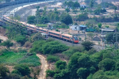 Pune, Hindistan - 01 Mart 2025: Safran renkli Vande Bharat Ekspresi Pune Hindistan yakınlarında. Bu Pune ve Kolhapur arasında üç haftalık bir tren ve ayrıca Pune ve Hubballi arasında üç haftalık bir tren..