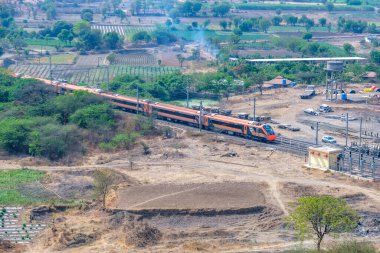 Pune, Hindistan - 01 Mart 2025: Safran renkli Vande Bharat Ekspresi Pune Hindistan yakınlarında. Bu Pune ve Kolhapur arasında üç haftalık bir tren ve ayrıca Pune ve Hubballi arasında üç haftalık bir tren..