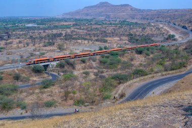 Pune, Hindistan - 01 Mart 2025: Safran renkli Vande Bharat Ekspresi Pune Hindistan yakınlarında. Bu Pune ve Kolhapur arasında üç haftalık bir tren ve ayrıca Pune ve Hubballi arasında üç haftalık bir tren..
