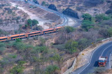 Pune, Hindistan - 01 Mart 2025: Safran renkli Vande Bharat Ekspresi Pune Hindistan yakınlarında. Bu Pune ve Kolhapur arasında üç haftalık bir tren ve ayrıca Pune ve Hubballi arasında üç haftalık bir tren..