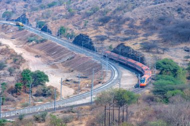 Pune, Hindistan - 01 Mart 2025: Safran renkli Vande Bharat Ekspresi Pune Hindistan yakınlarında. Bu Pune ve Kolhapur arasında üç haftalık bir tren ve ayrıca Pune ve Hubballi arasında üç haftalık bir tren..