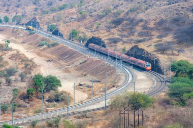 Pune, Hindistan - 01 Mart 2025: Safran renkli Vande Bharat Ekspresi Pune Hindistan yakınlarında. Bu Pune ve Kolhapur arasında üç haftalık bir tren ve ayrıca Pune ve Hubballi arasında üç haftalık bir tren..
