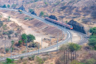 Pune, Hindistan - 01 Mart 2025: Safran renkli Vande Bharat Ekspresi Pune Hindistan yakınlarında. Bu Pune ve Kolhapur arasında üç haftalık bir tren ve ayrıca Pune ve Hubballi arasında üç haftalık bir tren..