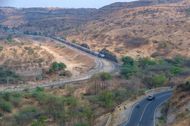 Pune, Hindistan - 01 Mart 2025: WDP4D dizel lokomotif Pune Hindistan yakınlarındaki bir yolcu trenini taşıyor.