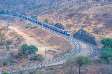 Pune, Hindistan - 01 Mart 2025: WDP4D dizel lokomotif Pune Hindistan yakınlarındaki bir yolcu trenini taşıyor.