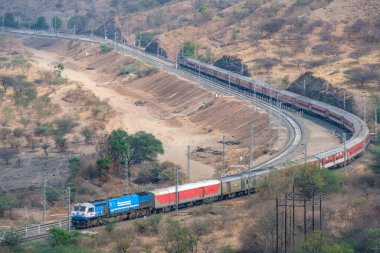 Pune, Hindistan - 01 Mart 2025: WDP4D dizel lokomotif Pune Hindistan yakınlarındaki bir yolcu trenini taşıyor.