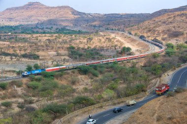 Pune, Hindistan - 01 Mart 2025: WDP4D dizel lokomotif Pune Hindistan yakınlarındaki bir yolcu trenini taşıyor.